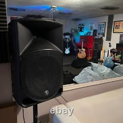 Mackie Thump 15 1000w Powered speakers and Speaker stands (pair)