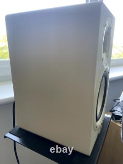 Yamaha HS5 Powered Studio Monitor Pair in white HS5W Active Monitors
